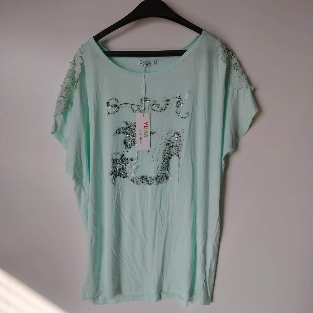 women's shirt with‎ flower print and heel. Mint color. size L / xl.
